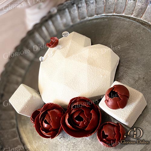 heart shape cake design with roses