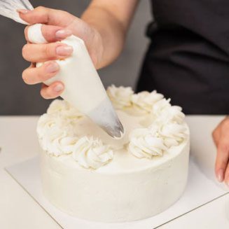 tricks for decorating cakes